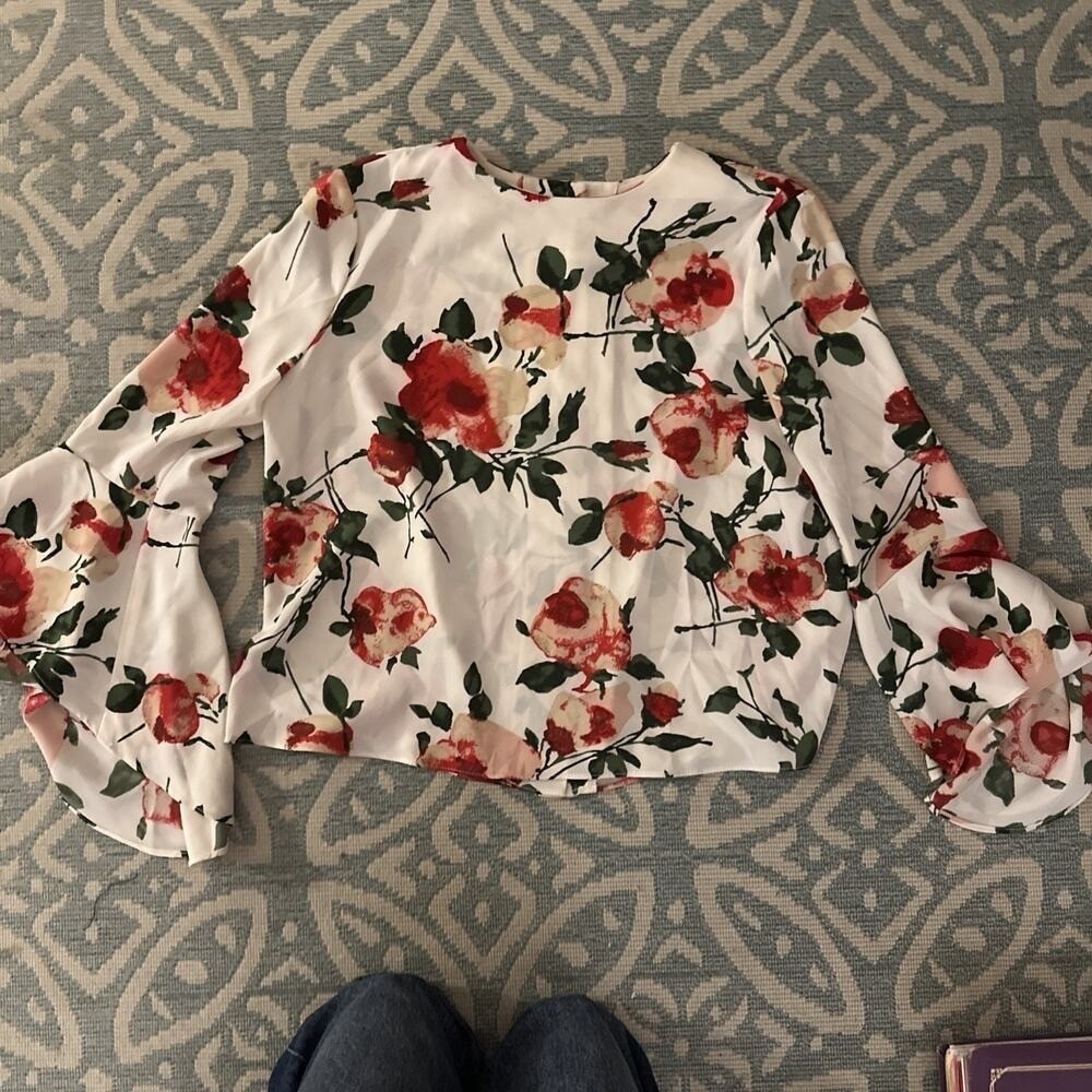 Carmen Marc Valvo Blouse Top Shirt Bell Sleeve White Floral Button Back Size 10 - Picture 10 of 10